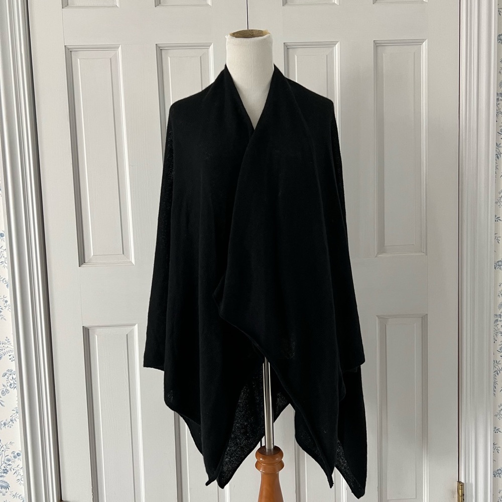 NWT’s J McLaughlin black Rossi cashmere wrap. OS